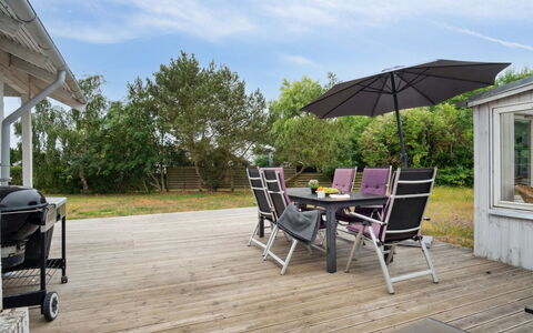 Janna - 75M from the Sea: Meubilair, Interieur Ontwerp, Flooring, Hout, Verdieping, Plafond, Houten Vloer, Stoel, Tafel, Verlichting