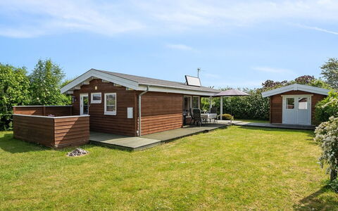 Felicity - 250M from the Sea: Dak, Huis, Land Lot, Huis, Verblijf, Landgoed, Garden Gebouwen, Schaduw, Blokhut, Landscaping