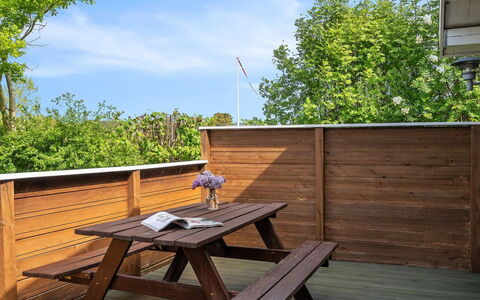 Felicity - 250M from the Sea: Dak, Huis, Land Lot, Huis, Verblijf, Landgoed, Garden Gebouwen, Schaduw, Blokhut, Landscaping