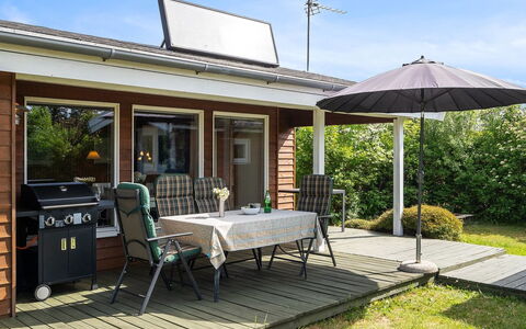 Felicity - 250M from the Sea: Dak, Huis, Land Lot, Huis, Verblijf, Landgoed, Garden Gebouwen, Schaduw, Blokhut, Landscaping