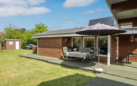 Felicity - 250M from the Sea: Dak, Huis, Land Lot, Huis, Verblijf, Landgoed, Garden Gebouwen, Schaduw, Blokhut, Landscaping