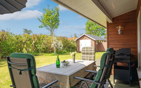 Felicity - 250M from the Sea: Dak, Huis, Land Lot, Huis, Verblijf, Landgoed, Garden Gebouwen, Schaduw, Blokhut, Landscaping