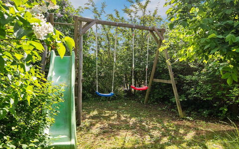 Felicity - 250M from the Sea: Dak, Huis, Land Lot, Huis, Verblijf, Landgoed, Garden Gebouwen, Schaduw, Blokhut, Landscaping