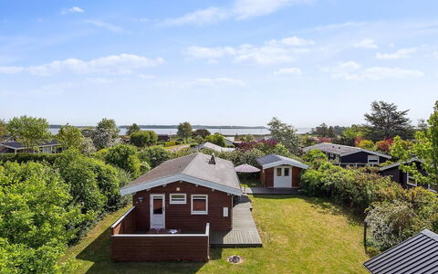 Felicity - 250M from the Sea: Dak, Huis, Land Lot, Huis, Verblijf, Landgoed, Garden Gebouwen, Schaduw, Blokhut, Landscaping