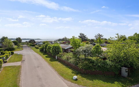 Felicity - 250M from the Sea: Dak, Huis, Land Lot, Huis, Verblijf, Landgoed, Garden Gebouwen, Schaduw, Blokhut, Landscaping