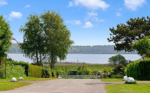 Felicity - 250M from the Sea: Dak, Huis, Land Lot, Huis, Verblijf, Landgoed, Garden Gebouwen, Schaduw, Blokhut, Landscaping