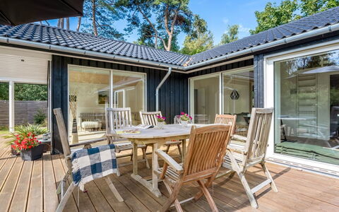 Elin - 200M from the Sea: Meubilair, Interieur Ontwerp, Flooring, Hout, Verdieping, Plafond, Houten Vloer, Stoel, Tafel, Verlichting