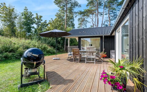 Elin - 200M from the Sea: Meubilair, Interieur Ontwerp, Flooring, Hout, Verdieping, Plafond, Houten Vloer, Stoel, Tafel, Verlichting