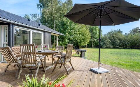 Elin - 200M from the Sea: Meubilair, Interieur Ontwerp, Flooring, Hout, Verdieping, Plafond, Houten Vloer, Stoel, Tafel, Verlichting