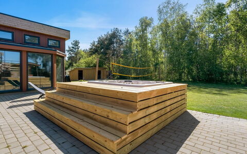 Bjarka - 700M from the Sea: Dak, Huis, Deur, Verblijf, Schaduw, Siding, Werf, Landgoed, Backyard