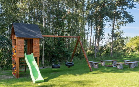 Bjarka - 700M from the Sea: Dak, Huis, Deur, Verblijf, Schaduw, Siding, Werf, Landgoed, Backyard