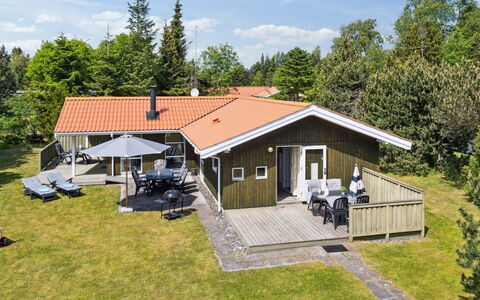 Eini - 500M from the Sea: Meubilair, Interieur Ontwerp, Flooring, Hout, Verdieping, Plafond, Houten Vloer, Stoel, Tafel, Verlichting