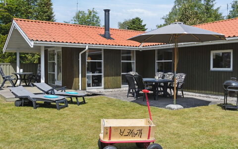 Eini - 500M from the Sea: Meubilair, Interieur Ontwerp, Flooring, Hout, Verdieping, Plafond, Houten Vloer, Stoel, Tafel, Verlichting