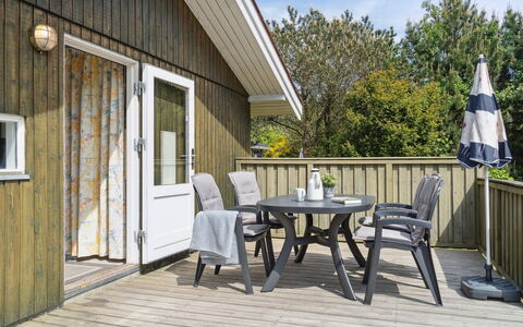 Eini - 500M from the Sea: Meubilair, Interieur Ontwerp, Flooring, Hout, Verdieping, Plafond, Houten Vloer, Stoel, Tafel, Verlichting