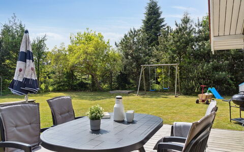 Eini - 500M from the Sea: Meubilair, Interieur Ontwerp, Flooring, Hout, Verdieping, Plafond, Houten Vloer, Stoel, Tafel, Verlichting