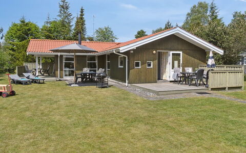 Eini - 500M from the Sea: Meubilair, Interieur Ontwerp, Flooring, Hout, Verdieping, Plafond, Houten Vloer, Stoel, Tafel, Verlichting