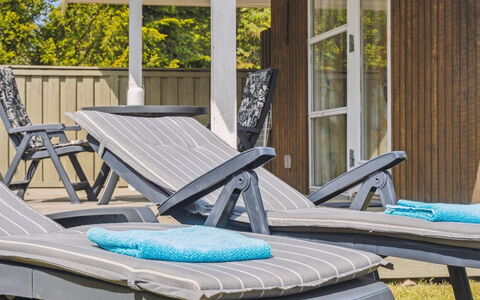 Eini - 500M from the Sea: Meubilair, Interieur Ontwerp, Flooring, Hout, Verdieping, Plafond, Houten Vloer, Stoel, Tafel, Verlichting