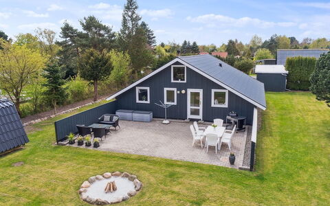 Reidar - 600M from the Sea: Flooring, Muur, Verdieping, Interieur Ontwerp, Hout, Plafond, Houten Vloer, Verlichting, Meubilair, Laminaatvloer
