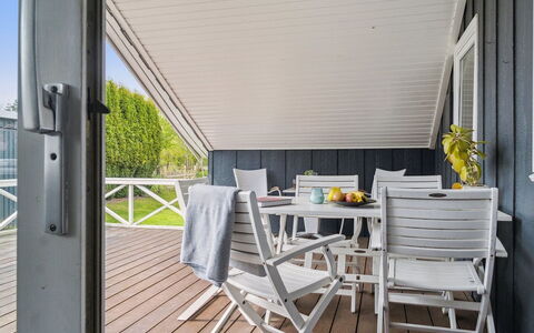 Reidar - 600M from the Sea: Flooring, Muur, Verdieping, Interieur Ontwerp, Hout, Plafond, Houten Vloer, Verlichting, Meubilair, Laminaatvloer
