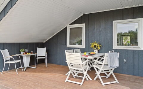 Reidar - 600M from the Sea: Flooring, Muur, Verdieping, Interieur Ontwerp, Hout, Plafond, Houten Vloer, Verlichting, Meubilair, Laminaatvloer