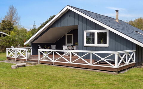 Reidar - 600M from the Sea: Flooring, Muur, Verdieping, Interieur Ontwerp, Hout, Plafond, Houten Vloer, Verlichting, Meubilair, Laminaatvloer