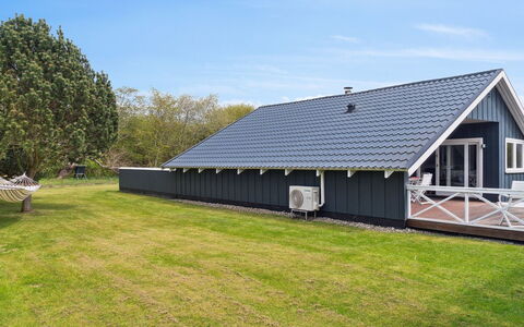 Reidar - 600M from the Sea: Flooring, Muur, Verdieping, Interieur Ontwerp, Hout, Plafond, Houten Vloer, Verlichting, Meubilair, Laminaatvloer