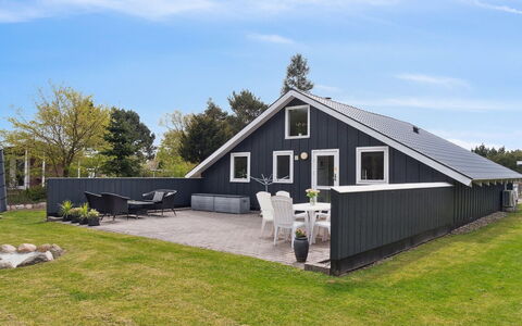 Reidar - 600M from the Sea: Flooring, Muur, Verdieping, Interieur Ontwerp, Hout, Plafond, Houten Vloer, Verlichting, Meubilair, Laminaatvloer