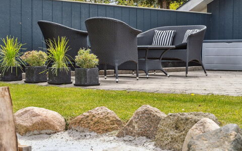 Reidar - 600M from the Sea: Flooring, Muur, Verdieping, Interieur Ontwerp, Hout, Plafond, Houten Vloer, Verlichting, Meubilair, Laminaatvloer
