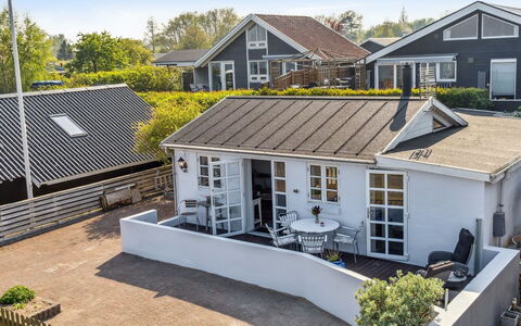 Tameka - 10M to the Fjord: Blauw, Struik, Verblijf, Groundcover, Tuin, Landgoed, Schaduw, Landscaping, Boerderij, Eco Hotel