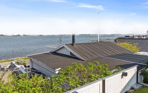Tameka - 10M to the Fjord: Blauw, Struik, Verblijf, Groundcover, Tuin, Landgoed, Schaduw, Landscaping, Boerderij, Eco Hotel