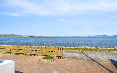 Tameka - 10M to the Fjord: Blauw, Struik, Verblijf, Groundcover, Tuin, Landgoed, Schaduw, Landscaping, Boerderij, Eco Hotel