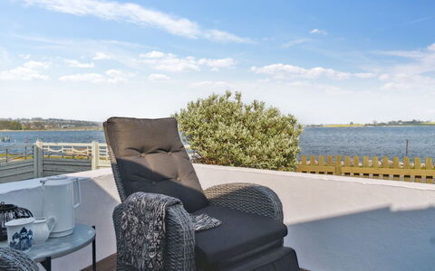 Tameka - 10M to the Fjord: Blauw, Struik, Verblijf, Groundcover, Tuin, Landgoed, Schaduw, Landscaping, Boerderij, Eco Hotel