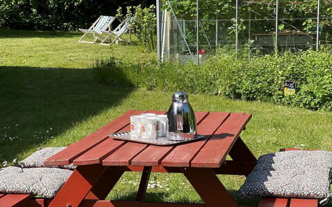 Elvin - 2.7Km from the Sea: Dak, Huis, Deur, Verblijf, Schaduw, Siding, Werf, Landgoed, Backyard
