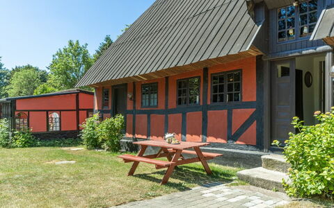 Elvin - 2.7Km from the Sea: Dak, Huis, Deur, Verblijf, Schaduw, Siding, Werf, Landgoed, Backyard