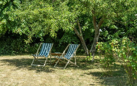 Elvin - 2.7Km from the Sea: Dak, Huis, Deur, Verblijf, Schaduw, Siding, Werf, Landgoed, Backyard