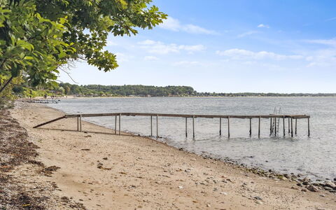 Geeske - 150M from the Sea: Blauw, Struik, Verblijf, Groundcover, Tuin, Landgoed, Schaduw, Landscaping, Boerderij, Eco Hotel