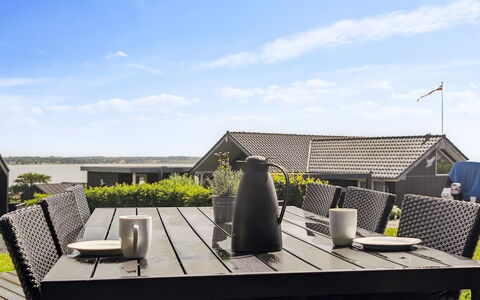 Geeske - 150M from the Sea: Blauw, Struik, Verblijf, Groundcover, Tuin, Landgoed, Schaduw, Landscaping, Boerderij, Eco Hotel