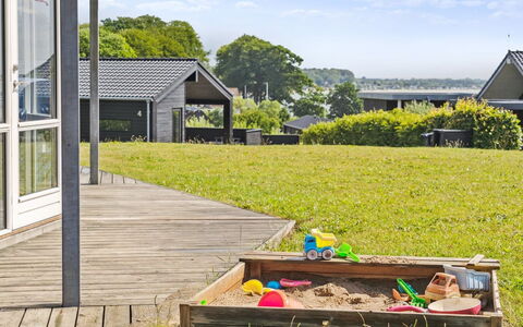 Geeske - 150M from the Sea: Blauw, Struik, Verblijf, Groundcover, Tuin, Landgoed, Schaduw, Landscaping, Boerderij, Eco Hotel