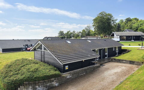 Geeske - 150M from the Sea: Blauw, Struik, Verblijf, Groundcover, Tuin, Landgoed, Schaduw, Landscaping, Boerderij, Eco Hotel