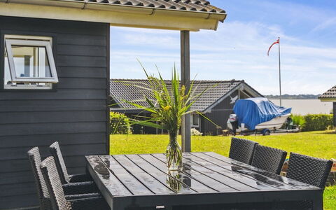 Geeske - 150M from the Sea: Hout, Huis, Buitenmeubels, Meubilair, Schaduw, Veranda, Deur, Verblijf, Siding, Stoel