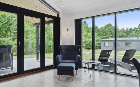 Robert - 30Km from the Sea: Flooring, Meubilair, Interieur Ontwerp, Verdieping, Stoel, Woonkamer, Kamer, Glas, Koffietafel, Bankstel