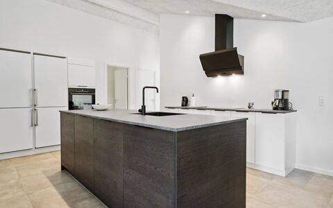 Robert - 30Km from the Sea: Flooring, Keuken, Countertop, Interieur Ontwerp, Toestel Van De Keuken, Verdieping, Hout, Cabinetry, Meubilair, Plafond