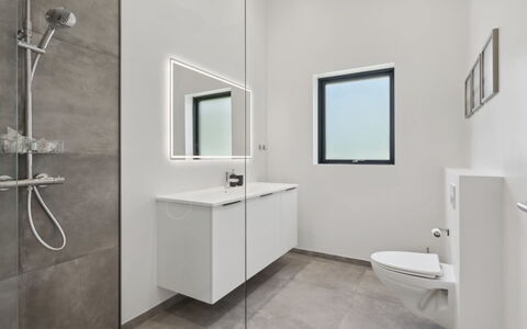 Robert - 30Km from the Sea: Flooring, Verdieping, Muur, Loodgieterswerkinrichting, Interieur Ontwerp, Badkamer, Plafond, Spiegel, Wastafel, Kraan