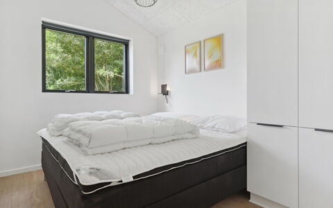 Robert - 30Km from the Sea: Bed, Slaapkamer, Interieur Ontwerp, Meubilair, Bedding, Laken, Plafond, Verdieping, Flooring, Kamer