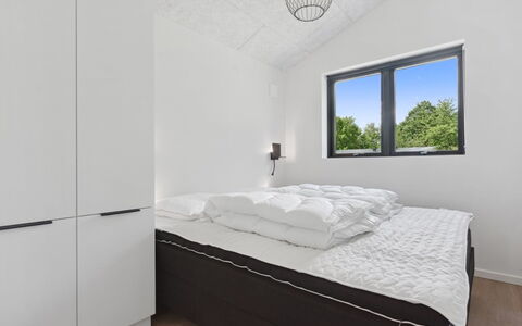 Robert - 30Km from the Sea: Slaapkamer, Bed, Interieur Ontwerp, Plafond, Bedding, Laken, Verlichting, Kamer, Bed Frame, Meubilair
