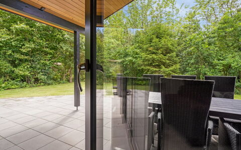 Robert - 30Km from the Sea: Hout, Flooring, Verdieping, Veranda, Glas, Schaduw, Meubilair, Dek, Houten Vloer, Deur