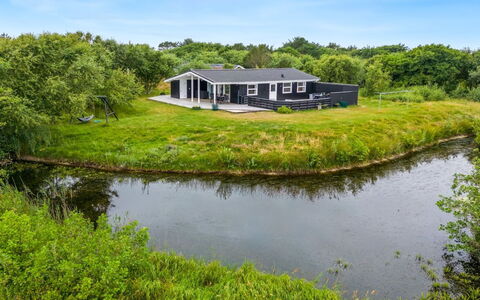 Bentine - 400M from the Sea: Dak, Huis, Huis, Verblijf, Deur, Siding, Dek, Veranda, Plank, Hardwood