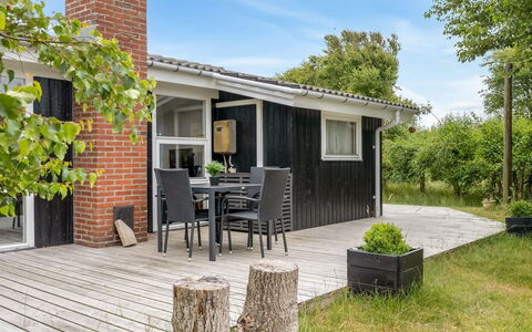 Bentine - 400M from the Sea: Dak, Huis, Huis, Verblijf, Deur, Siding, Dek, Veranda, Plank, Hardwood