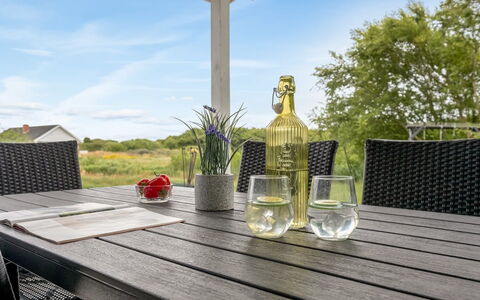 Bentine - 400M from the Sea: Dak, Huis, Huis, Verblijf, Deur, Siding, Dek, Veranda, Plank, Hardwood