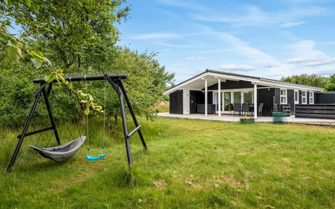 Bentine - 400M from the Sea: Dak, Huis, Huis, Verblijf, Deur, Siding, Dek, Veranda, Plank, Hardwood